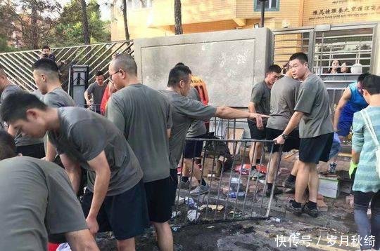  「驻港部队」驻港部队官兵着便装在九龙塘与市民一同清理路障