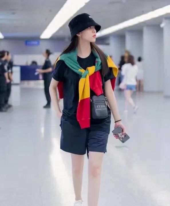  英伦风■不愧是张一山“绯闻女友”,将直筒裙穿成开衩裙,莫名的有些性感