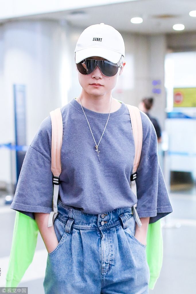 春哥威武！李宇春背双肩包扮嫩酷到没朋友  手插裤袋漠视镜头一脸