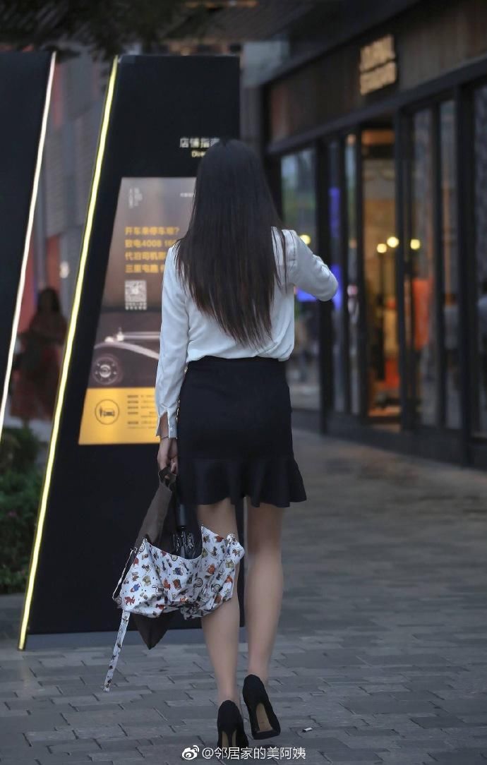 武汉街拍:这个夏季薄透白衬衫才是我的最爱，小姐姐有没有穿丝袜