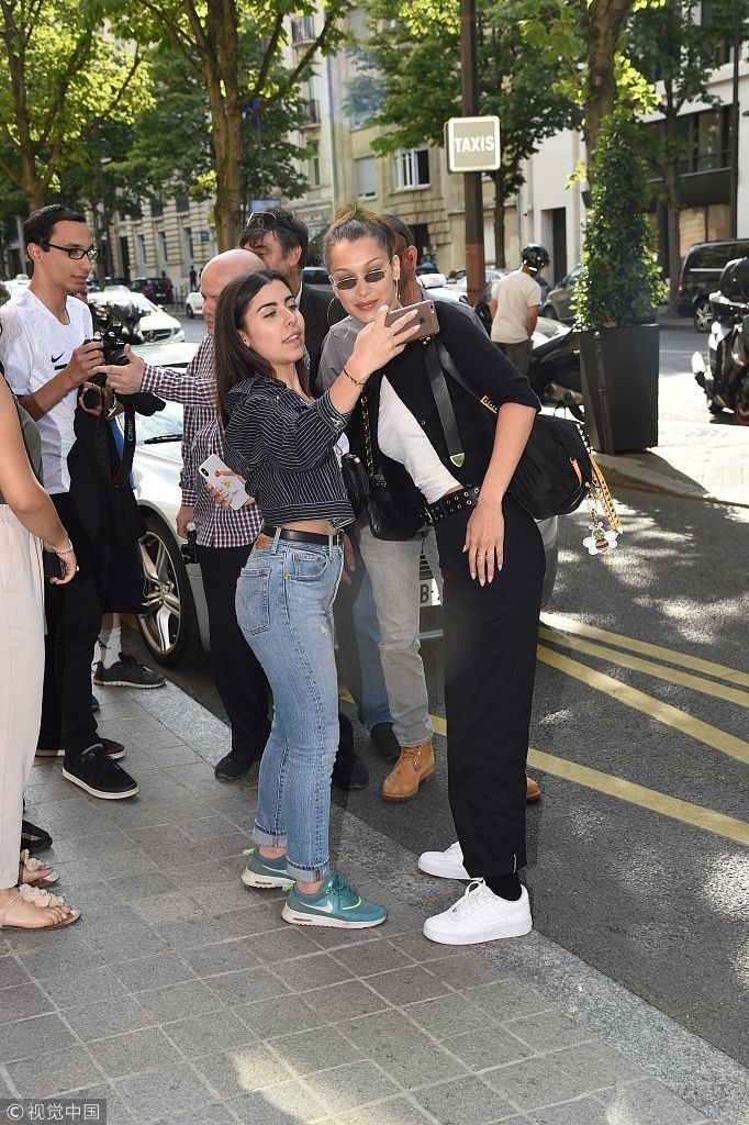 宠粉无下限！贝拉哈迪德“耳上添花”捂嘴偷笑羞答答 搂抱粉丝花