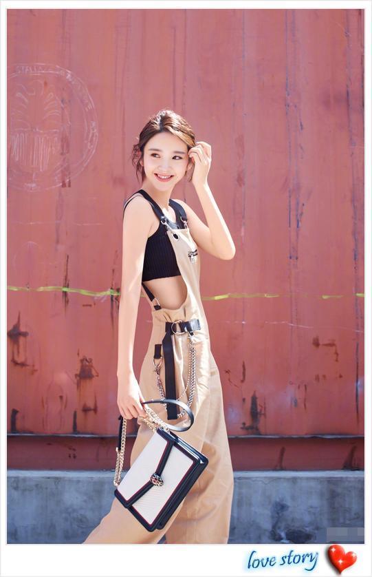 唐艺昕胆肥了!浑身只穿一件西装,网友:我就不信张若昀不介意?