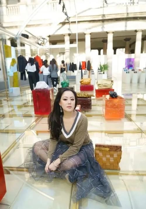  『漂亮』离开大浓妆的章小蕙，自然脸看着好青涩，搭条白裙还更漂亮！