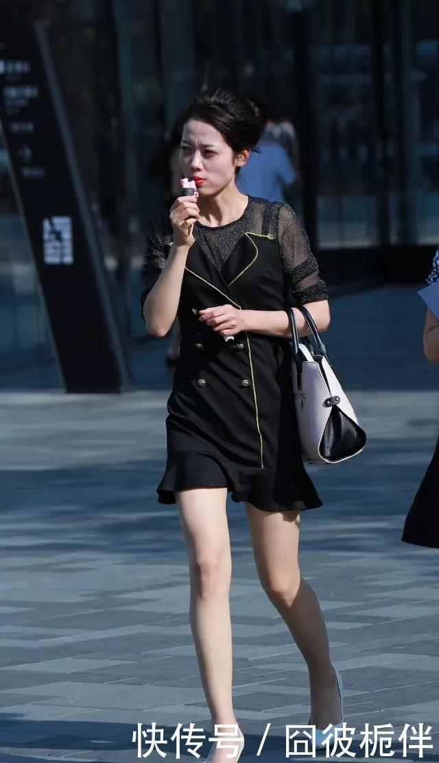  气质|美女印花套装搭配一双绑带的高跟凉鞋，带着气质与浪漫