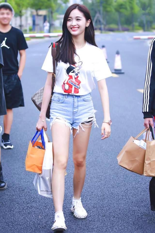 街拍:图1吴宣仪会玩，安全裤比短裤还长?图2后背那条缝真抢镜!