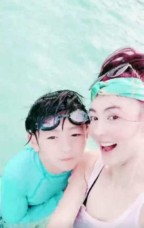 「张柏芝」张柏芝太大意意外公开三胎儿子长相,小脸蛋肉乎乎的像福娃,生父基因强大