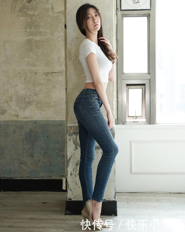 女性:街拍:端庄秀丽的女人搭配合理的穿着,展现出曲线美,看一眼就深深记住