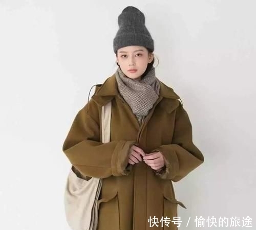 『穿着厚实』穿呢子大衣的你,包包是怎么选的学会这几点,背包时髦不麻烦