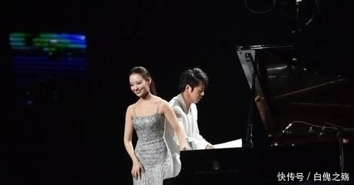  台上还@郎朗老婆台下也很气质，一条普通的睡裙，被她穿出婀娜身材！