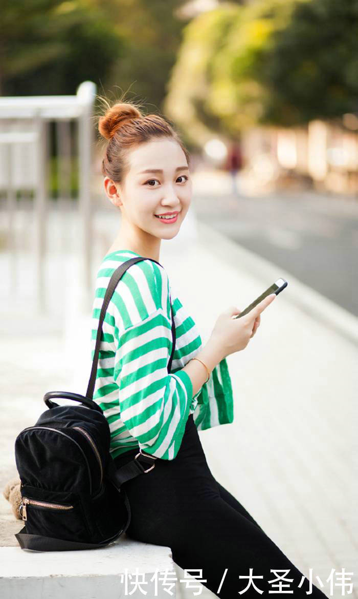  美女：美女街拍：身材出众的打底裤美女，分分钟穿出魅力美姿