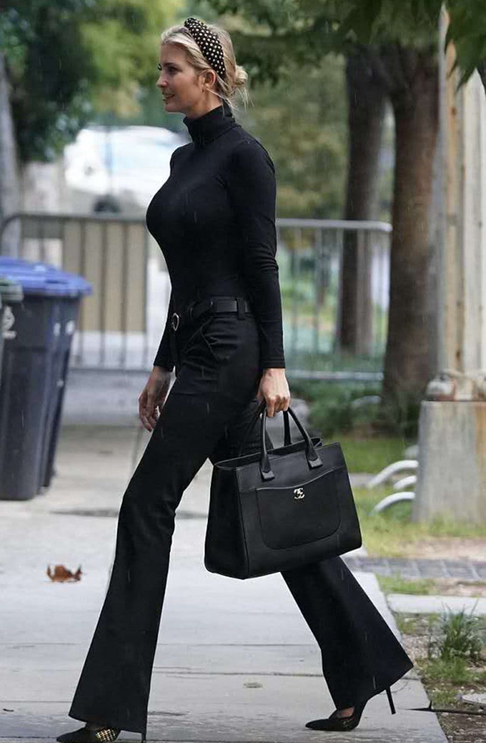 伊万卡身穿心机套装大秀长腿蛮腰，强大气场将街道走成秀场T台!