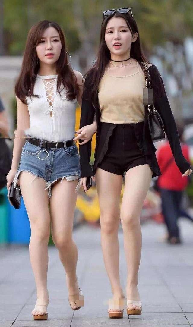 街拍:连衣裙才是7月最好的，图二小姐姐很青涩是大学生吗?