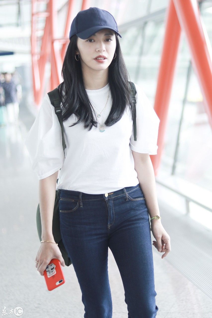 姚晨戴棒球帽穿白色T恤搭配深蓝色牛仔裤现身机场皮肤白皙