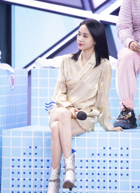 王子文:真的被王子美到了,一袭锁骨发型搭配衬衫连衣裙,美成小仙女模样
