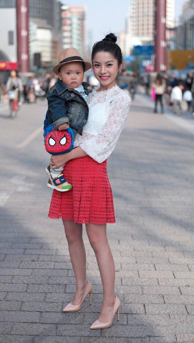 街拍：街头“辣妈”们搭配一件露脐装超性感，穿出了别样的风情