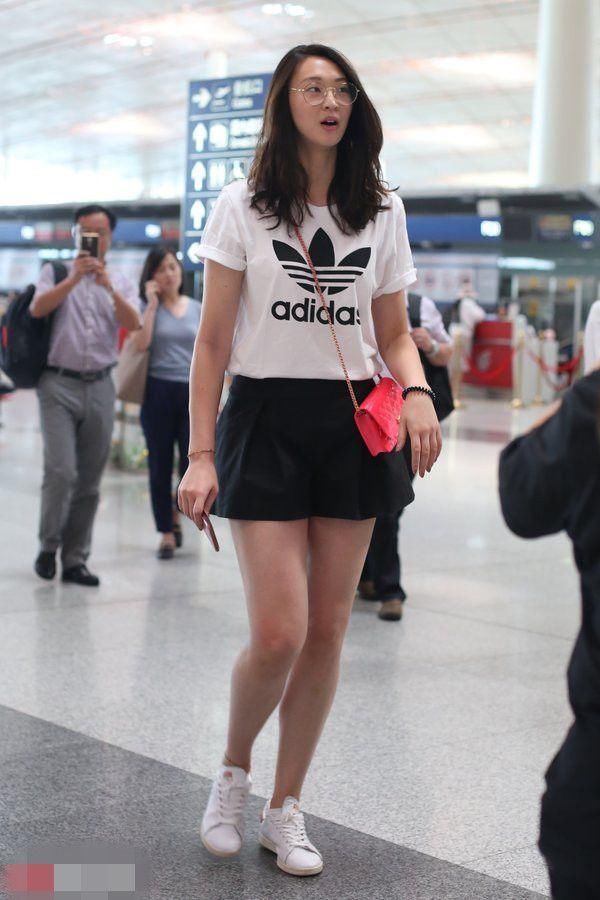 同样是穿白T恤，李沁荷叶款时髦有范，刘诗诗露肚脐超性感！