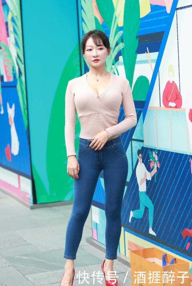  紧身裤：街拍美女：小姐姐高颜值身材好，紧身裤的穿搭，显性感魅力！