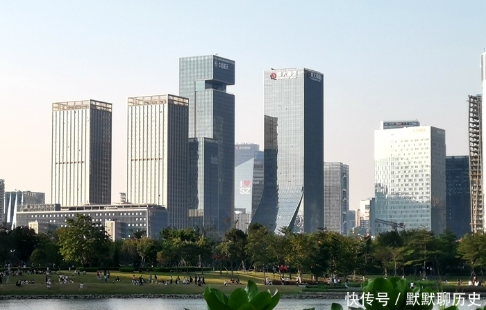 实拍广东经济实力第一区深圳南山区城市风光,高楼林立天际线壮观