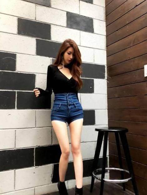 优美又简约的牛仔短裤穿搭，在火热夏季展现出女人清爽美丽的一面