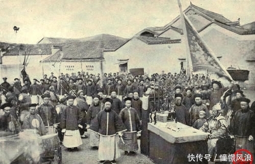 武官■晚清老照片:武官穿铠甲出席活动,独轮车载9个人