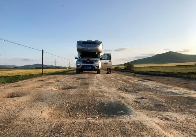 自驾房车在内蒙草原和暴风雨赛跑，被巨大的乌云盖顶是什么感受？