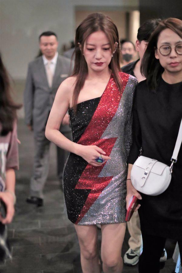 赵薇半露肩连衣裙凹凸有致，手上“鸽子蛋”是认真的吗?