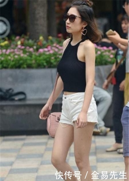 『美女』街拍:身材高挑的美女,一条优雅修身长裙,轻松展现曼妙的好身材