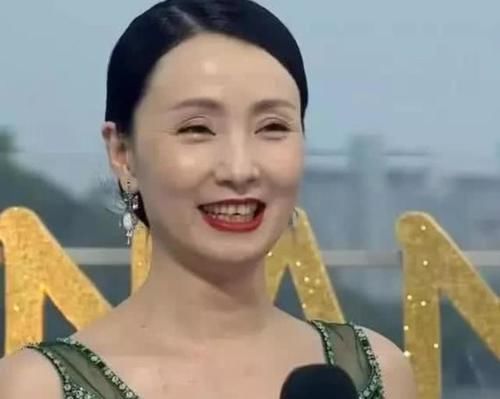 [徐峥]徐峥带老婆手挽手走红毯，关掉10级美颜，曝光陶红真实颜值！
