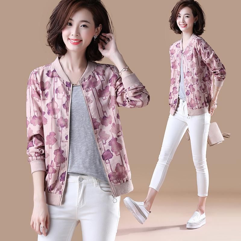 越来越多五六十岁的女人，爱穿这减龄外套，妈妈眼都不眨买了5件