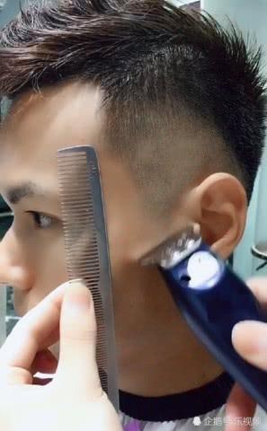 长相清隽的男子去理发，剪了个盖头后秒变时尚小鲜肉回头率暴增