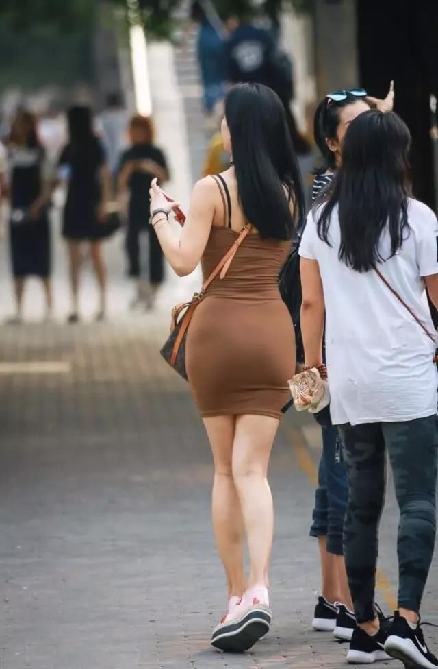 街拍：腰细臀肥，标准好身材