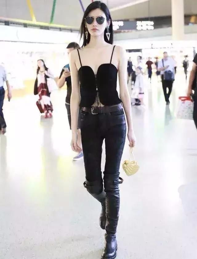 30度高温来袭，奚梦瑶穿性感吊带上衣，小一码都快绷开了!