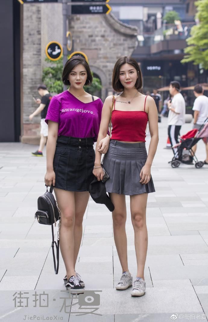 街拍:穿吊带裙的小姐姐，万种风情，更与何人说!