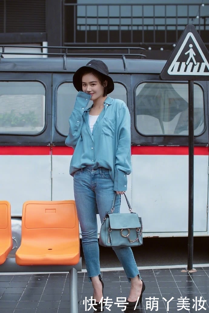 马思纯嫌牛仔裤太窄,故意把裤脚剪开叉,不仅不丑还显高10cm!