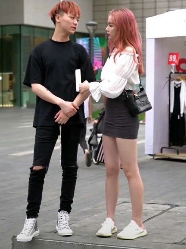  #拼命#妹子身材太好了吧，我们拼命都挤不进的裙子，她穿全是皱纹！