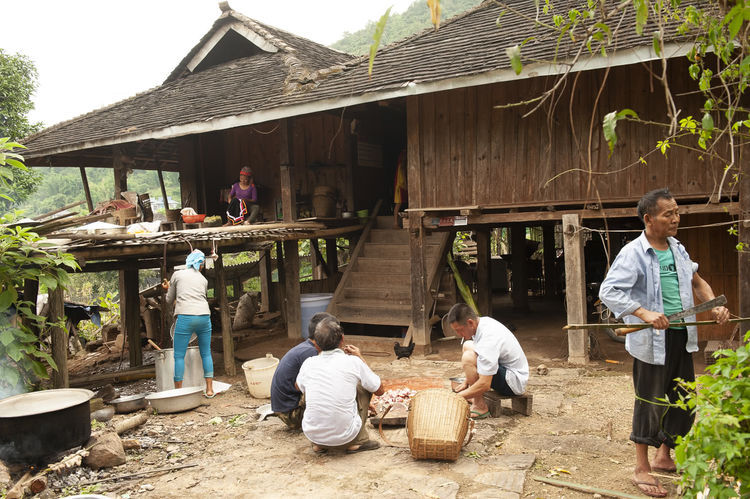  [室内]全村住木楼，室内无窗破而老旧，他们却活出了城里人羡慕