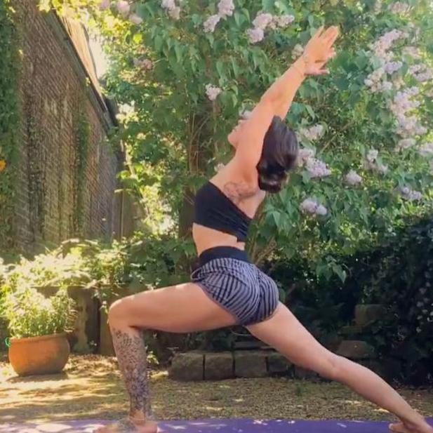 肚子赘肉堆积？怎么能忍，平坦小腹的体式练起来