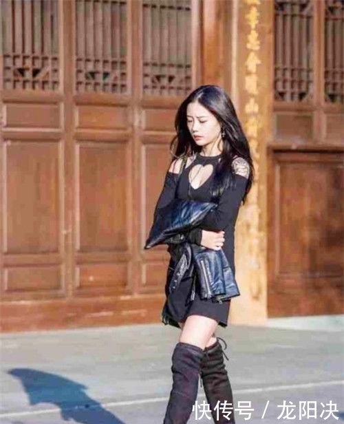 【怦然心动】街拍:身穿红裙小美女,雪白的肌肤,让人怦然心动