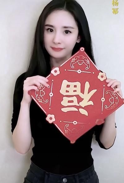 色牛仔裤■热巴穿的最素,却成全公司最养眼,杨幂带着旗下艺人送祝福