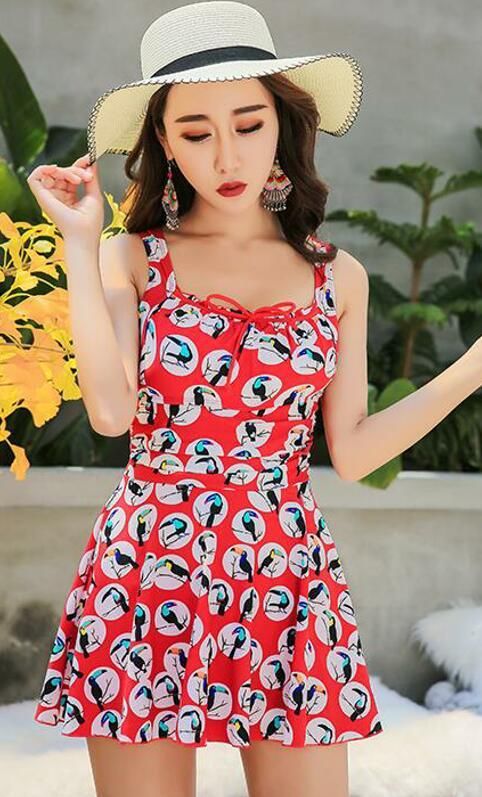 时尚可人的泳衣美女，展现出婀娜多姿的身姿，释放迷人的女人味！