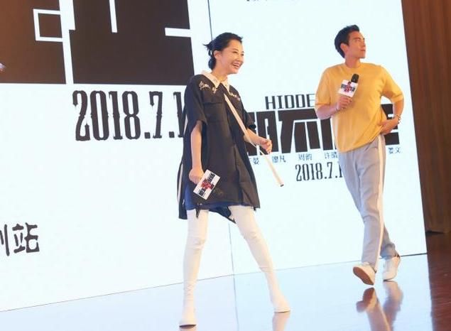 许晴身穿短裤，大长腿实在是太迷人了，网友:完全不像50岁的人