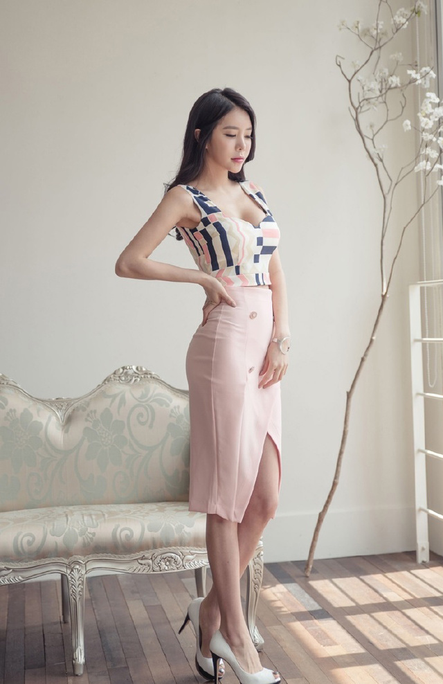 包臀的连衣裙修身束腰，凸显玲珑有致的身材，更显挺拔身形