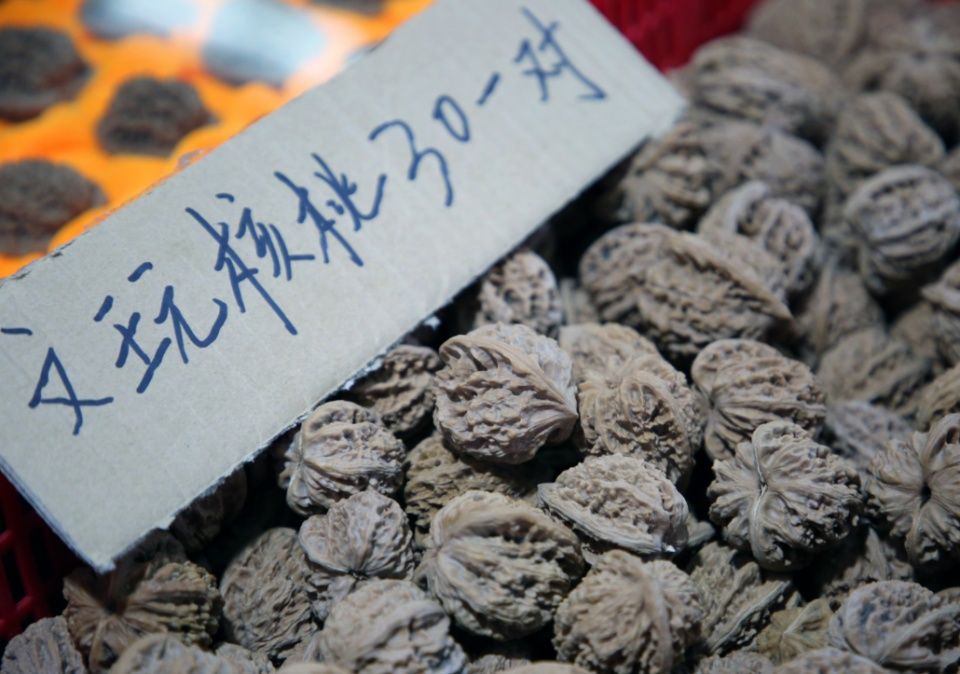 2个核桃卖2万8，网友惊呼“盘”不起，摊主：8万一对也卖过