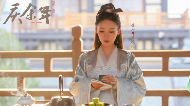 『推掉』李沁粉丝开撕工作室，称其推掉王牌综艺，还用黑白照
