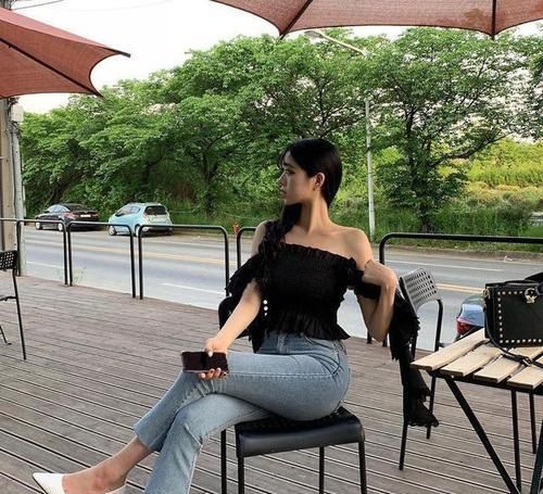  美女：经典修身牛仔裤气质美女，让你秒变大长腿，时髦不失亮点！