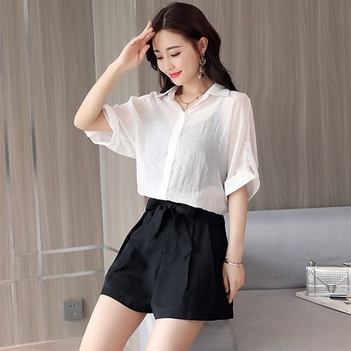 还别说，矮个子唯有穿这样的套装，不穿带跟的鞋子都贼显高，巨美