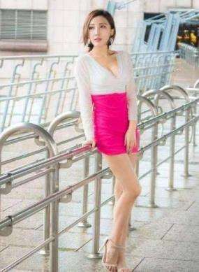 街拍: 时尚洋气的俩位小姐姐, 美腿修长晳白!