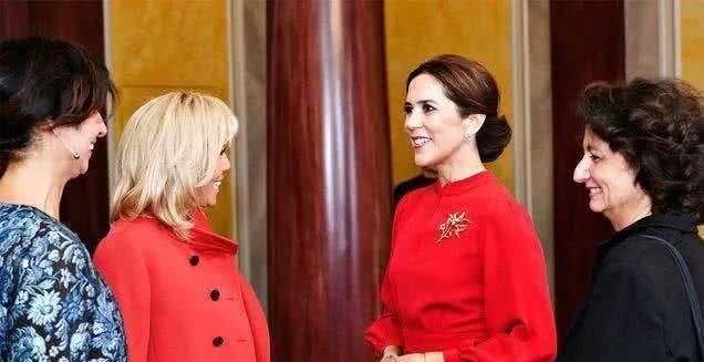  「不服」67岁布丽吉特不服老，一身中国红比美丹麦王妃，这发型月花4万？