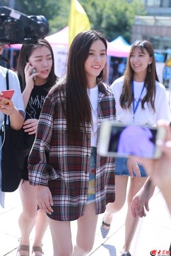 宋祖儿北电报到 白T恤搭牛仔裤青春活力