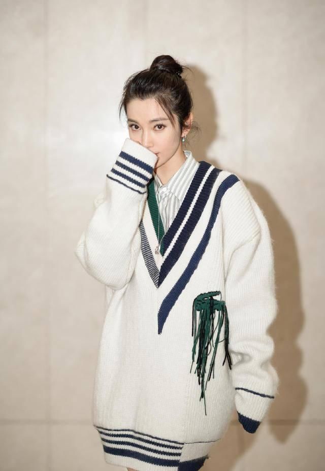  『女人』女人已过40少穿连帽卫衣牛仔裤子，条纹衬衫搭配牛仔裤子，真显年轻
